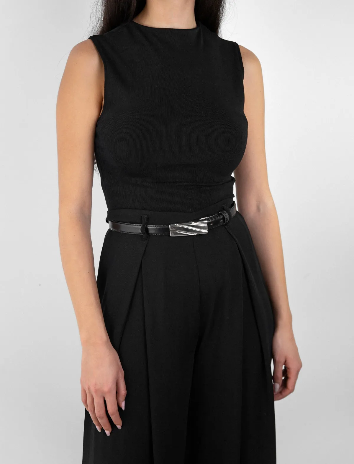 Lily silver embossed buckle black leather belt